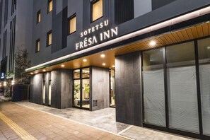 A modern building with a sign reading "Sotetsu Frésa Inn". - Sotetsu Fresa Inn Sapporo-Susukino (Sapporo)