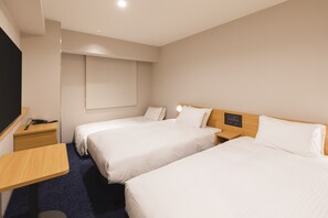 Down comforters, desk, laptop workspace, blackout drapes - Sotetsu Fresa Inn Sapporo-Susukino (Sapporo)