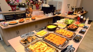 Frokostbuffé hver dag (mot et tillegg)