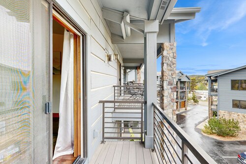 Luxe downtown condo with mountain views, balcony, grill, fireplace, & W/D