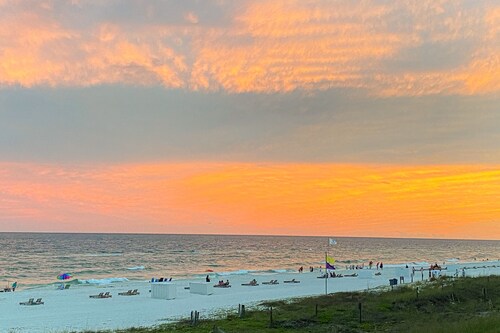 Dog-friendly condo in beachfront resort with pool, central AC & fast WiFi