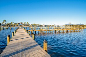 Marina - Stunning, remodeled condo on Cotton Bayou with shared dock & pool (Orange Beach)