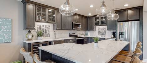 ثلاجة، ميكروويف، فرن، موقد طهي مسطح