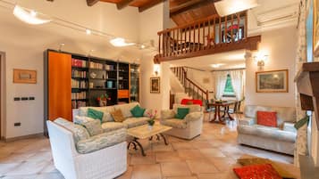 TV, fireplace, DVD player, books