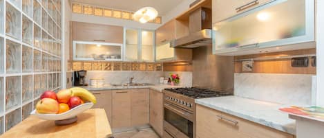 Fridge, microwave, stovetop, dishwasher