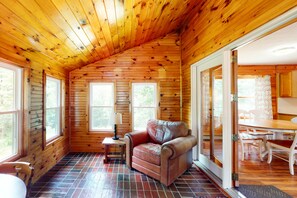 TV, table tennis - Secluded riverfront property with fast WiFi, kayak & wood stove - dog-friendly (Hiram)