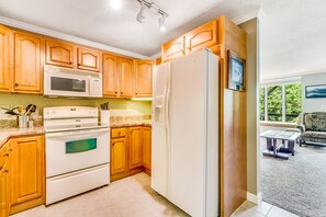 Frigorifero, microonde, forno, piano cottura