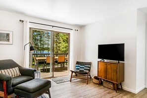 Téléviseur, livres, imprimante