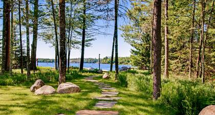 Modern lakefront home with private dock, AC, kayaks, canoe & screened porch