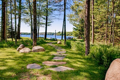 Modern lakefront home with private dock, AC, kayaks, canoe & screened porch