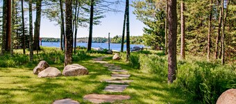 Modern lakefront home with private dock, AC, kayaks, canoe & screened porch
