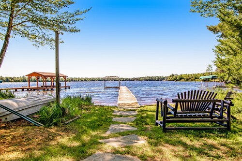 Modern lakefront home with private dock, AC, kayaks, canoe & screened porch