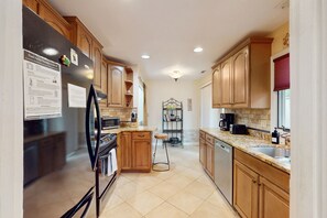 Fridge, microwave, oven, stovetop - Fabulous island home with private pool, fast WiFi, grill, sunroom & central AC (Hilton Head)