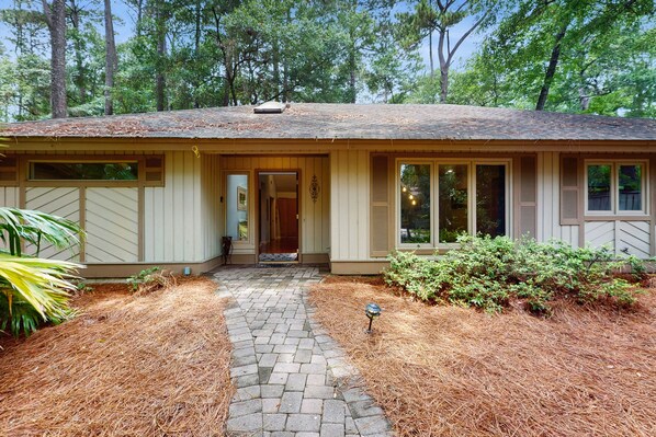 Exterior detail - Fabulous island home with private pool, fast WiFi, grill, sunroom & central AC (Hilton Head)