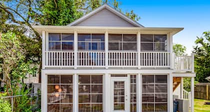 Dog-friendly Rehoboth Beach cottage steps from the beach & boardwalk with AC
