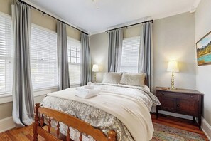 6 bedrooms, iron/ironing board, internet, bed sheets