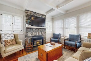 TV, fireplace