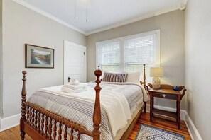 6 bedrooms, iron/ironing board, Internet, bed sheets