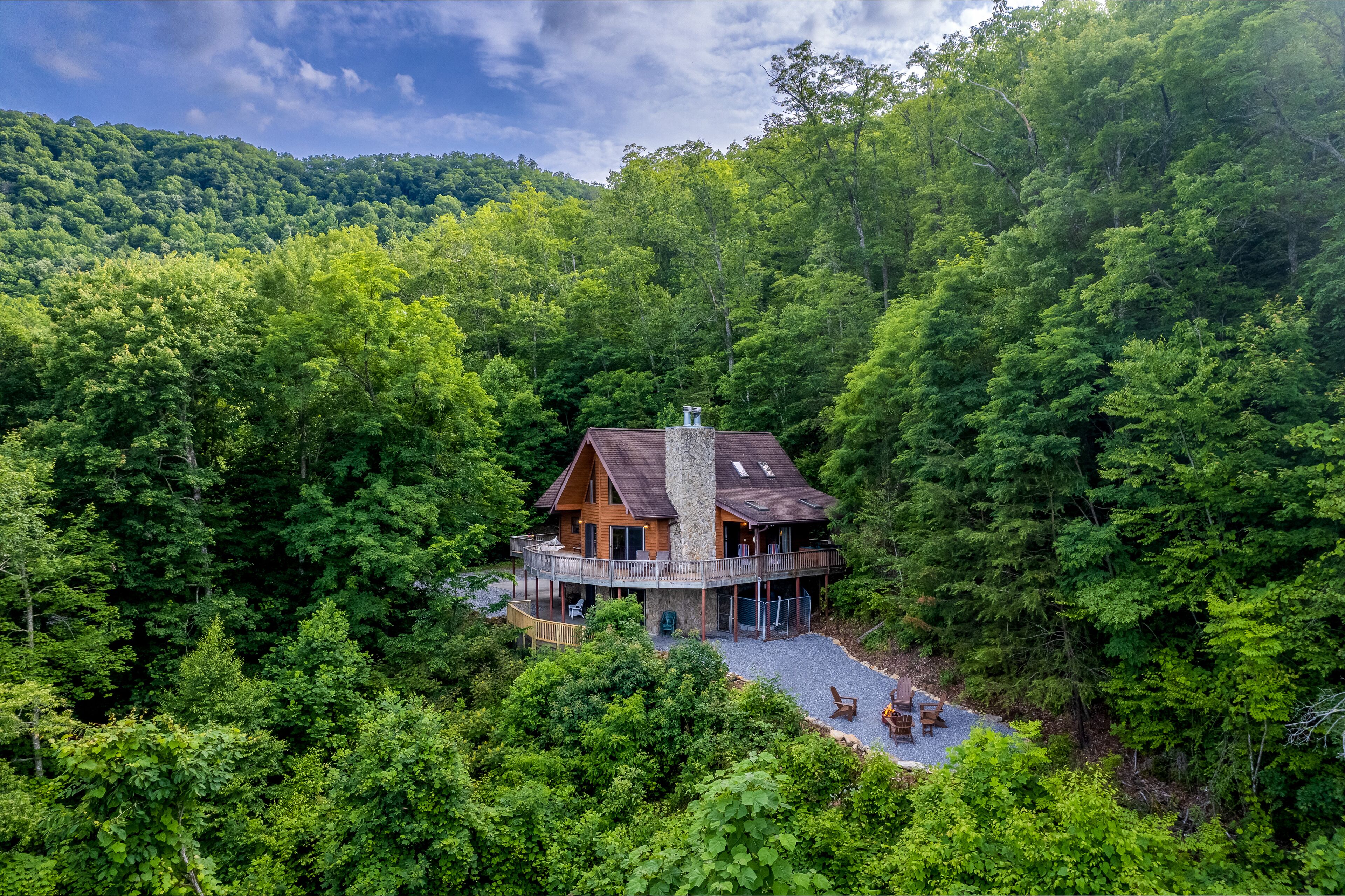 Hillside cabin with amazing mountain view, private hot tub & firepit