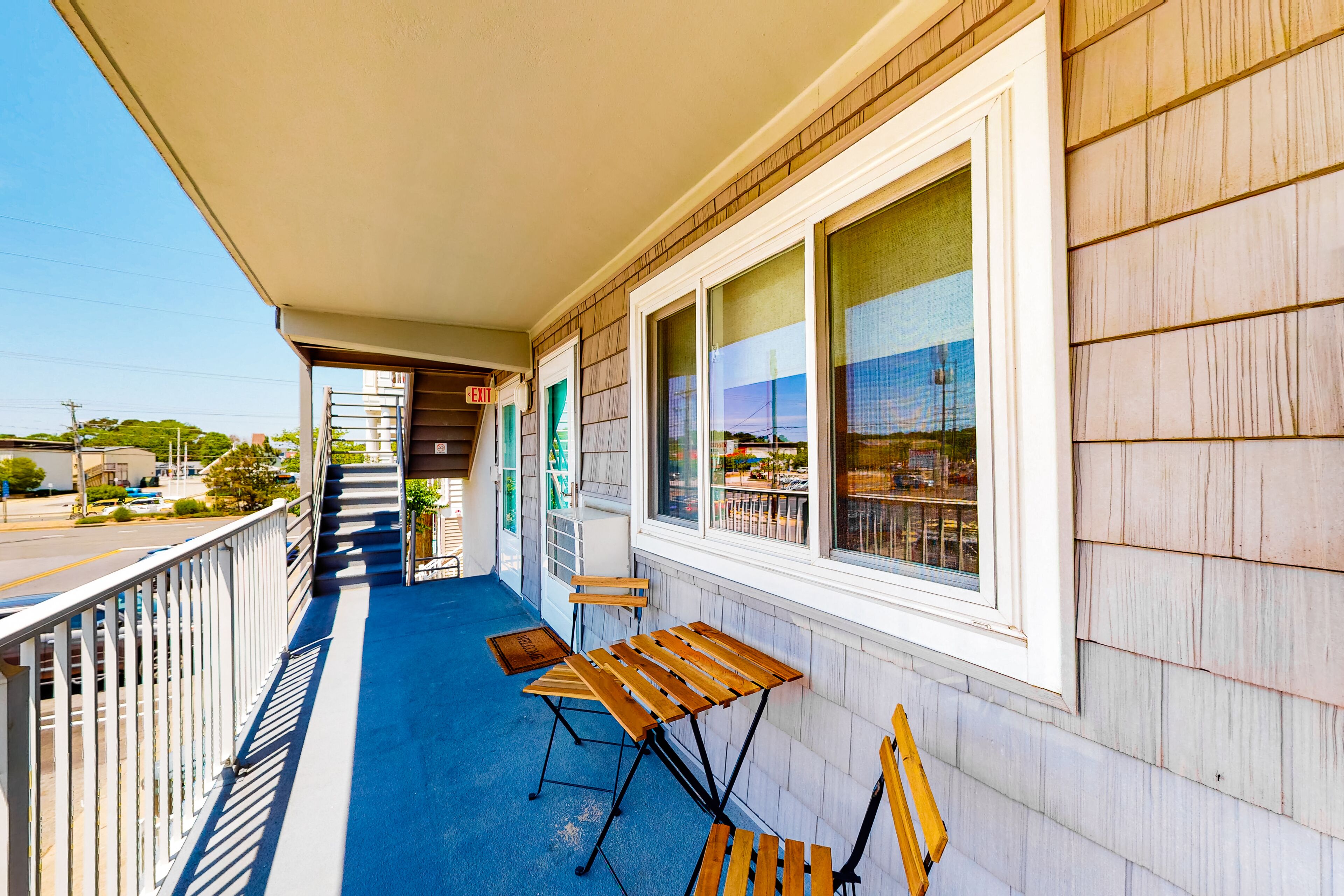 Dog-friendly condo on the ocean block - steps to the beach, dining & Delaware