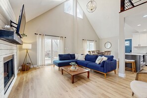 TV, fireplace - Dog-friendly home with deck, gas fireplace, central AC, & washer/dryer (Fletcher)