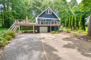 Exterior - Dog-friendly home with deck, gas fireplace, central AC, & washer/dryer (Fletcher)