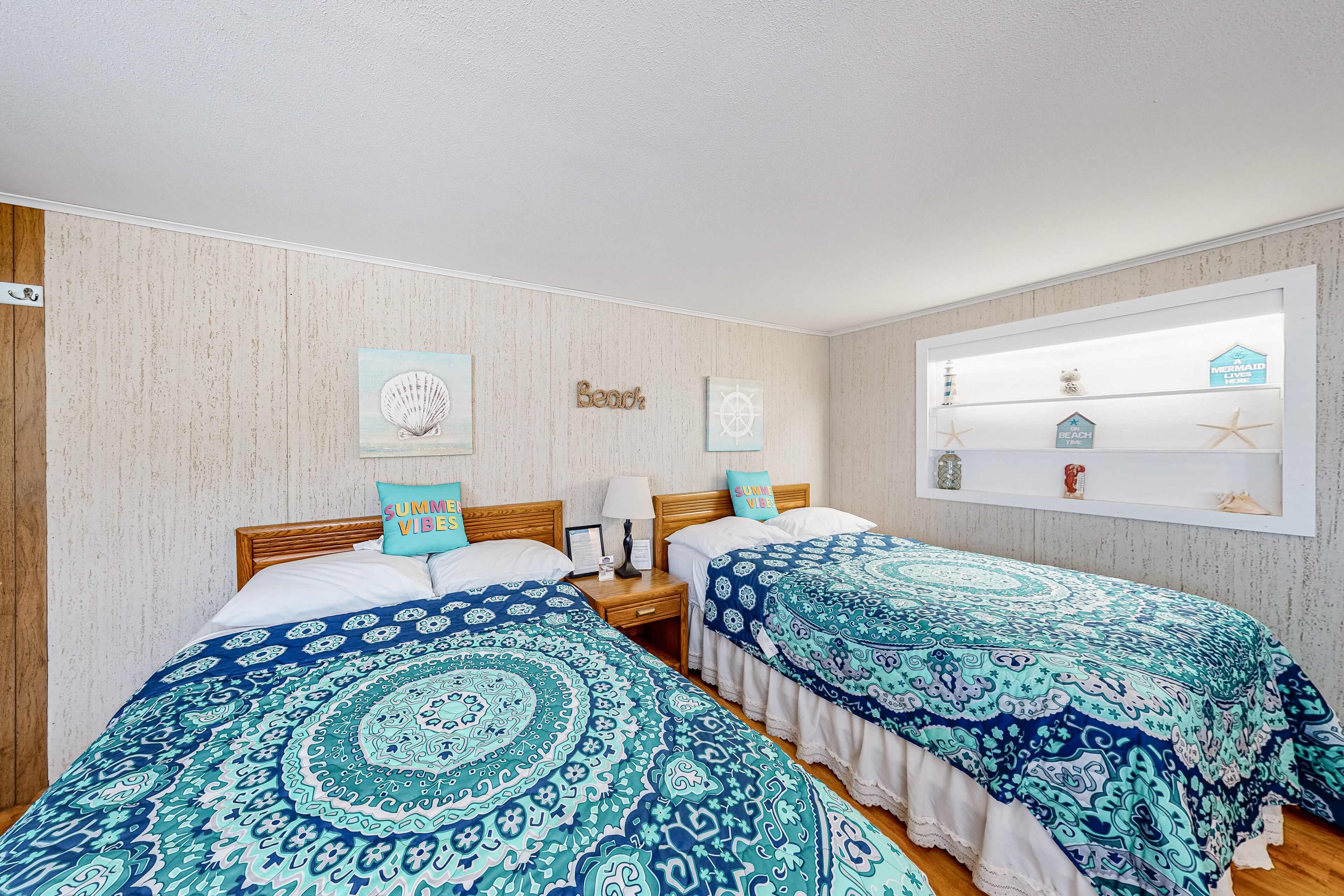 Delightful duplex with pool, hot tub, playground, high-speed WiFi & kitchenette