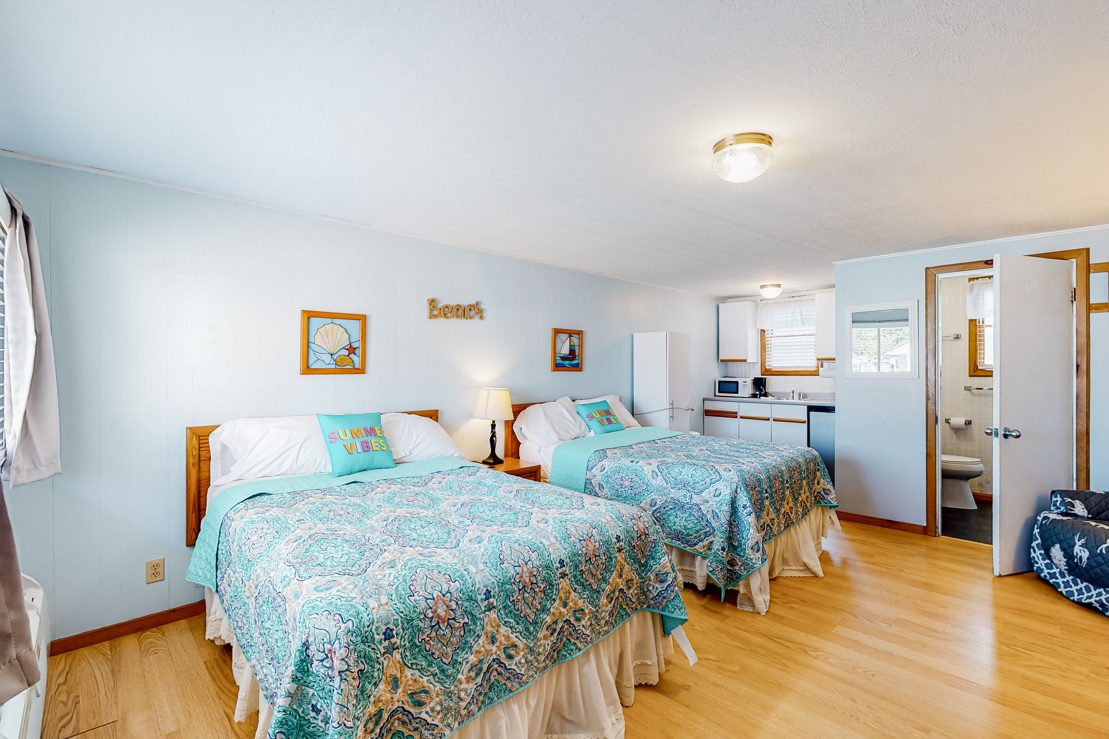 Coastal duplex with pool, hot tub, sports courts, kitchenette & high-speed WiFi