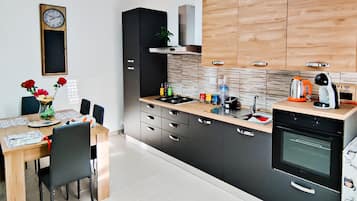 Frigorifero, forno, piano cottura, macchina per tè/caffè