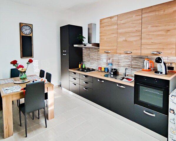 Fridge, oven, stovetop, coffee/tea maker - Valverde GH (Alghero)