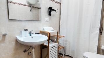 Doccia, asciugacapelli, bidet, asciugamani