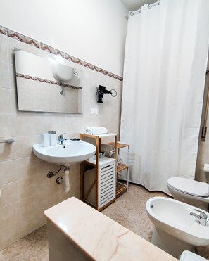 Shower, hair dryer, bidet, towels - Valverde GH (Alghero)