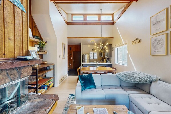 Televisión y chimenea 