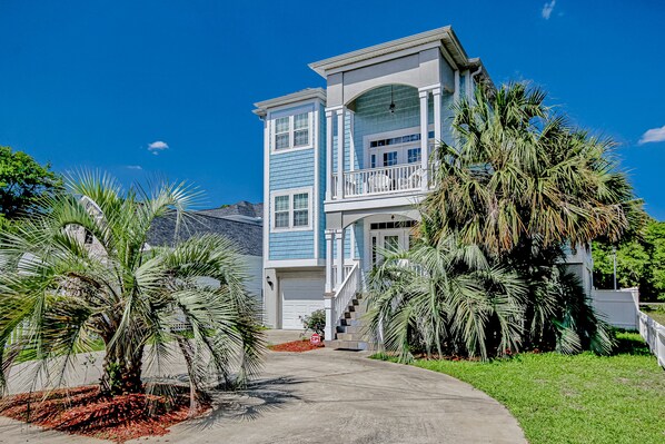 Exterior - Bright, expansive home near the beach with enclosed yard & large deck (North Myrtle Beach)