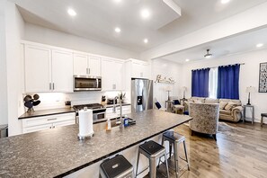 Kjøleskap, mikrobølgeovn, ovn og kokeplater