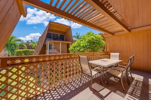 Outdoor dining - Tropical studio in oceanfront resort w/ pool, WiFi, & kitchenette - snowbirds OK (Kaunakakai)