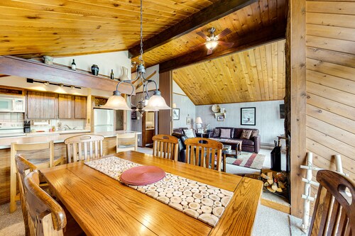 Ski-in/ski-out gem - top-floor condo - lake & mountain views, fireplace