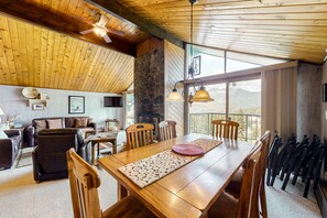 Televisión, chimenea y reproductor de DVD 