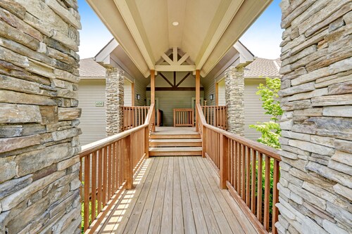 Two-story condo with stunning mountain view, gas fireplace - near slopes & golf