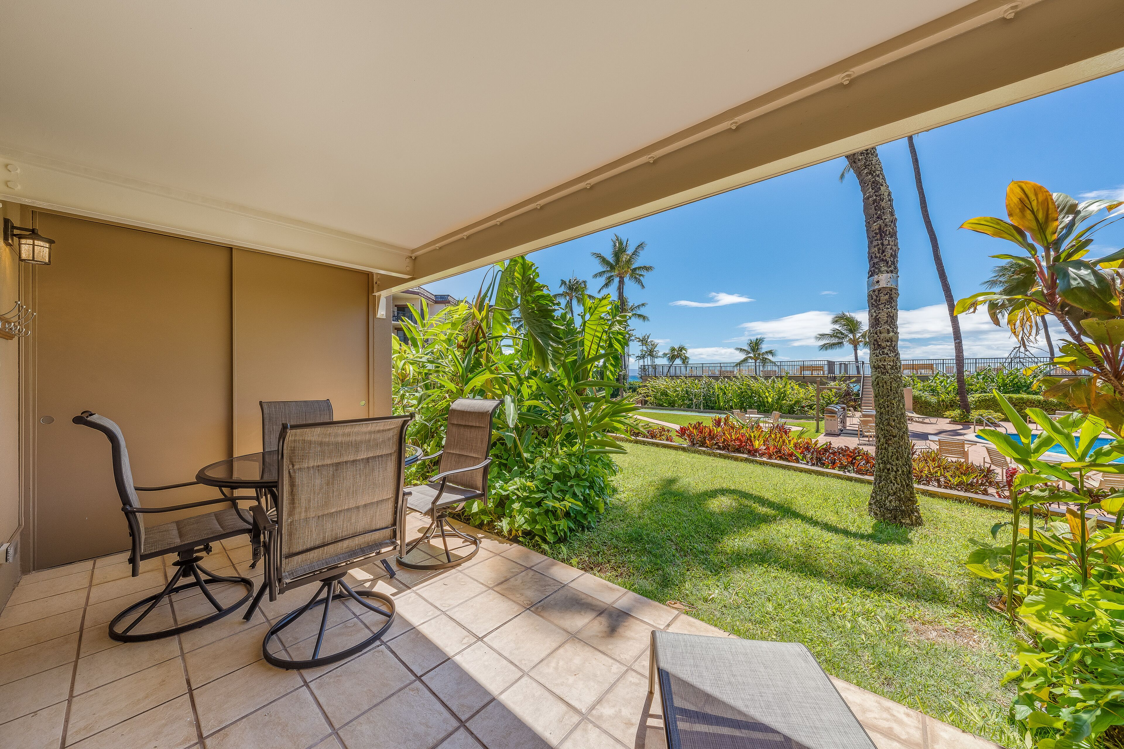 Ground-floor, oceanfront condo with pool, spacious, private lanai and free wifi