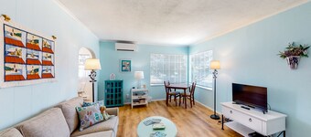 Charming, dog-friendly house with Wifi & W/D - near the river