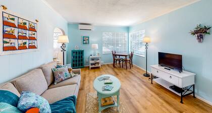 Charming, dog-friendly house with Wifi & W/D - near the river