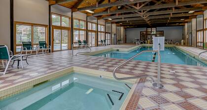 Comfy condo with spacious deck, fast WiFi, fireplace, indoor & outdoor pools