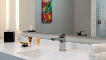 Quarto premium, 1 cama King, no canto | Banheiro | Chuveiro com efeito de chuva, secador de cabelo, toalhas de banho