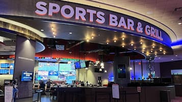 4 Bars/Lounges