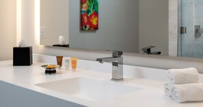 Douche à « effet pluie », sèche-cheveux, serviettes fournies