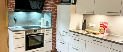 ثلاجة، فرن، غسالة أطباق، محمصة خبز