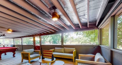 Charming mountain view cabin w/ Free Attraction TIckets & spacious deck