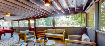 Charming mountain view cabin w/ Free Attraction TIckets & spacious deck