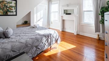 3 habitaciones, tabla de planchar con plancha y cuna de viaje